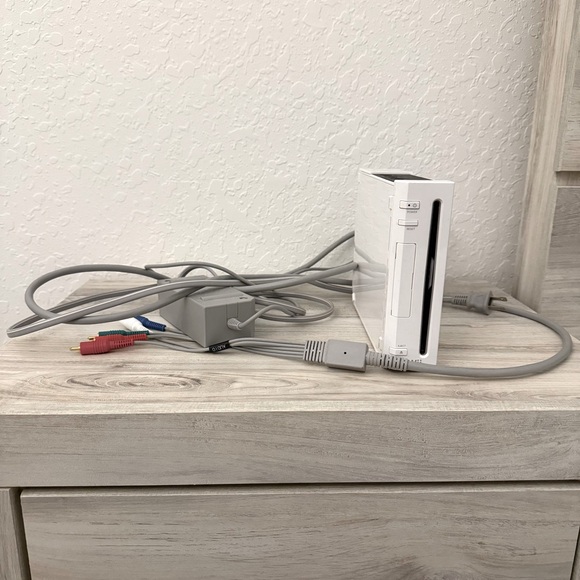 White 2006 Nintendo Wii Console Set - Picture 3 of 8